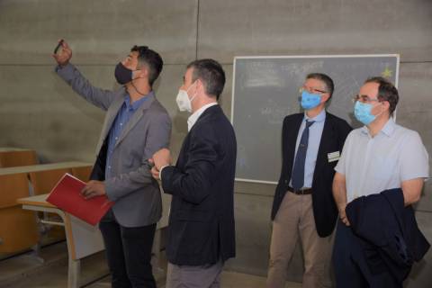 El director general de Universidades fotografiando uno de las aulas en las que se realizan los exámenes de la EBAU.