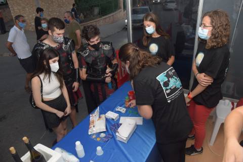 Dos festeros participando en uno de los talleres de divulgación científico de Mednight.