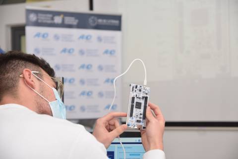 Un alumno en un curso de la Cátedra AED-UPCT.