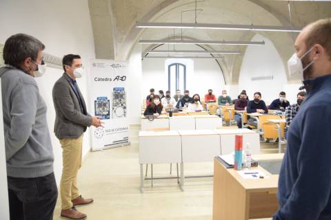 Inicio de los cursos de la Cátedra AED, hoy en la Escuela de Telecomunicación.