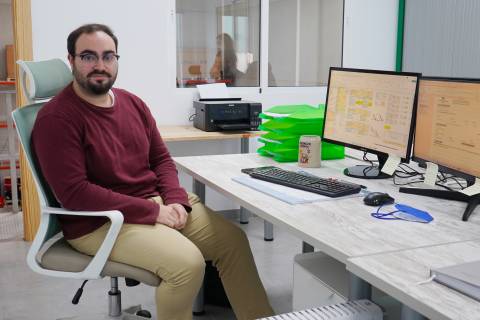 El ingeniero industrial Francisco de la Dueña, contratado en Crusol tras hacer prácticas en esta empresa creada por egresados de la UPCT.