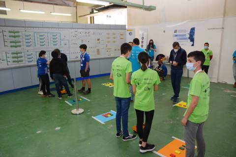 Estudiantes del equipo ganador durante las pruebas.