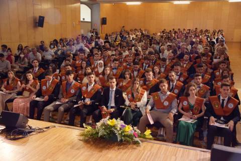 Los graduados durante el acto en el Paraninfo.