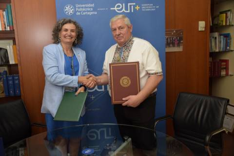 Beatriz Miguel y Volodymyr Ivanyshyn, tras la firma del acuerdo.