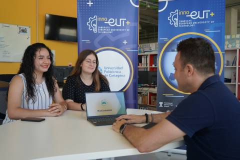 Las alumnas Estrella Moreno e Irene Delicado, repasando con su profesor Francisco Campuzano la presentación del proyecto.