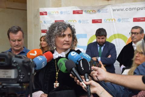 Beatriz Miguel atendiendo a los medios de comunicación.