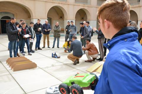 Estudiantes participando en una competición de Carduino en la Escuela de Industriales de la UPCT.