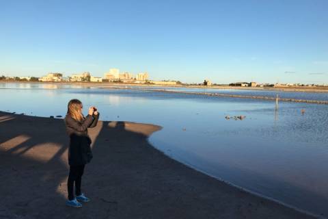 La arquitecta por la UPCT Paloma de Andrés, fotografiando las salinas de Marchamalo en las que está desarrollando un proyecto de ecoturismo.