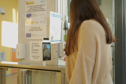 Una alumna accediendo al ELDI mediante el sistema de control domotizado.