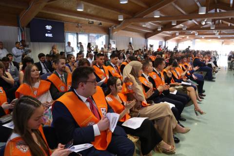 Graduados en ADE, en primera fila durante el acto.