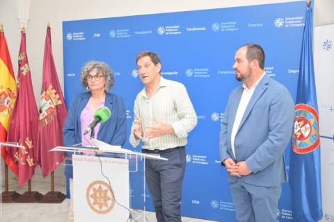 Antonio García Sánchez, rodeado de Beatriz Miguel y Mario Cervera, explicando el curso en el Rectorado.