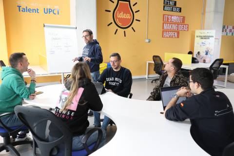 Jóvenes reunidos en la Oficina de Emprendimiento.