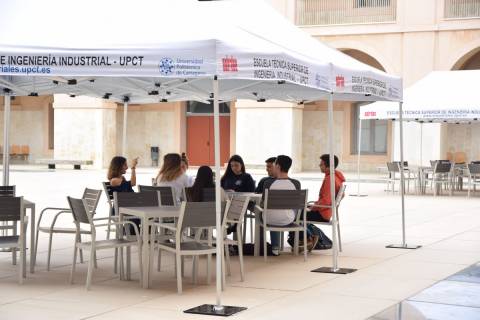 Imagen de una zona de sombraje de los espacios de coworking de la Escuela de Industriales fruto de los presupuestos participativos de 2020.