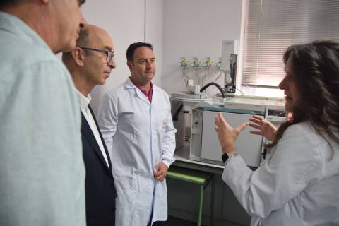 José Antonio Fernández, Roque Torres, Ernesto Martínez y María José Roca junto al cromatógrafo cedido.