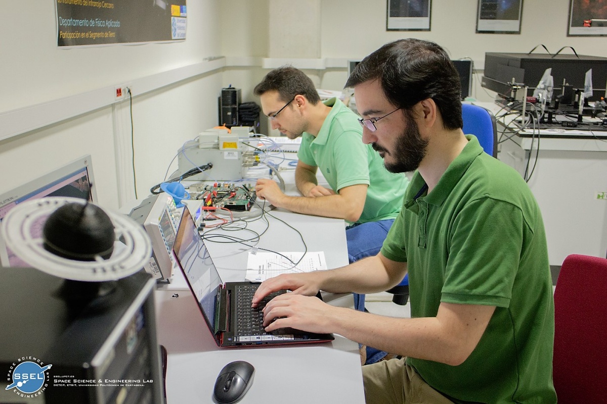 David Lizán y Jaime Gómez, trabajando en los prototipos en un laboratorio de la UPCT.