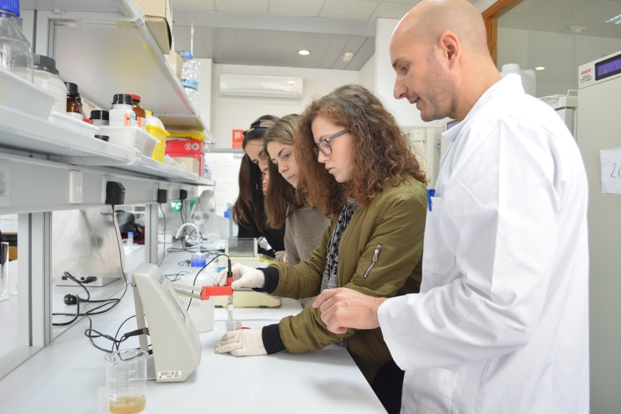 foto: Dos centenares y medio de alumnos de Bachillerato aprenden técnicas agronómicas en la UPCT