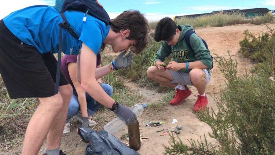 foto: Estudiantes y profesores de los IES Ruiz de Alda e Isaac Peral recogen el sábado basura marina en Calblanque