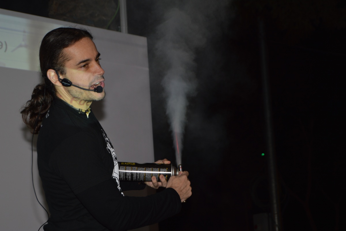 foto: La UPCT lleva el taller La magia de la luz al local social de Santa Lucí­a