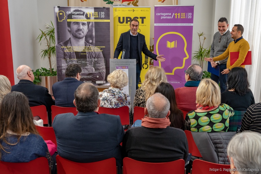 José Luis Serrano, coordinador de Cultura Científica, durante la presentación del programa
