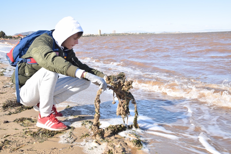 foto: El Mundo se hace eco del proyecto Ciencia Ciudadana de la UPCT para concienciar a los jóvenes del problema de las basuras marinas