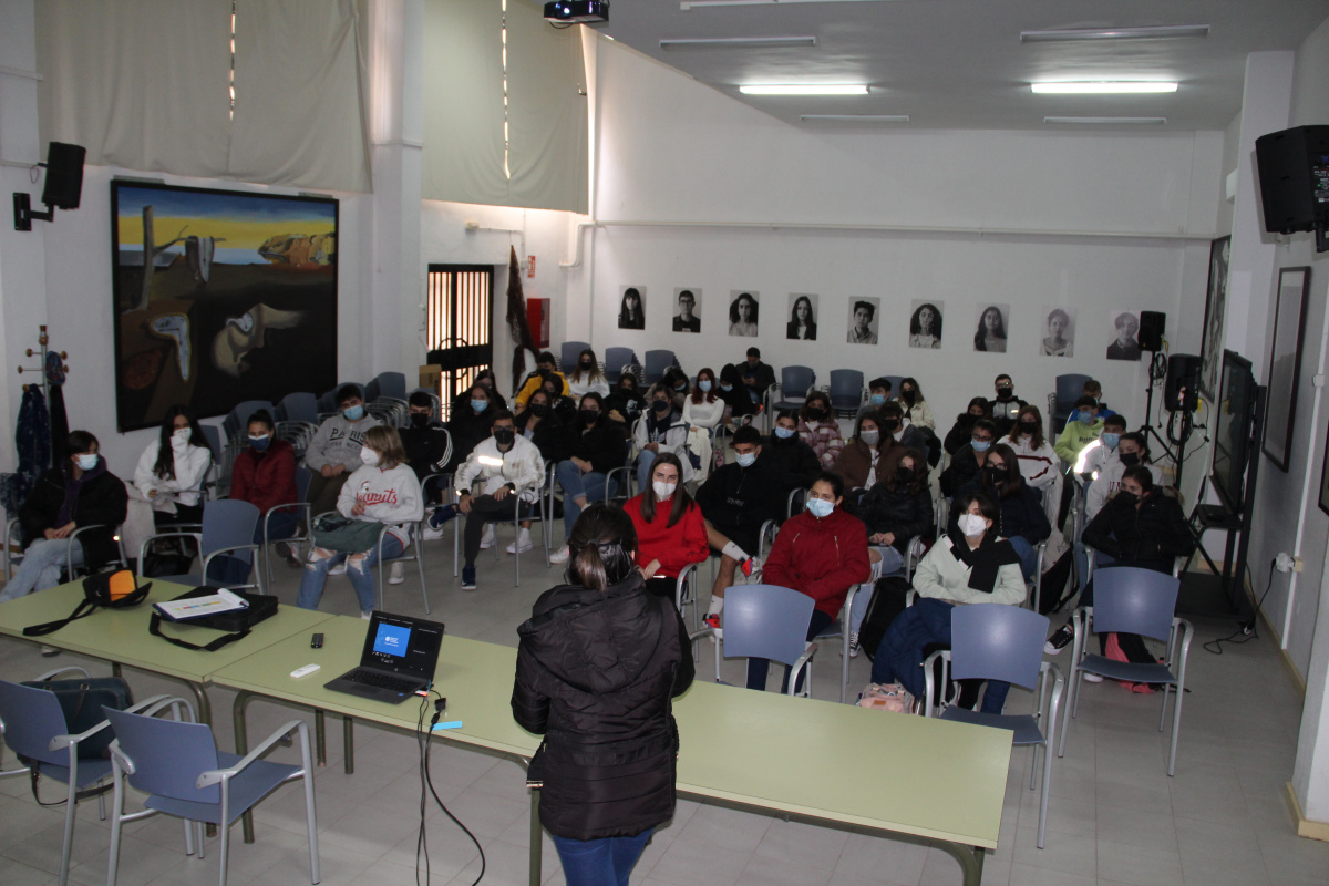 foto: Charla en el IES Ruiz de Alda sobre microplásticos en playas